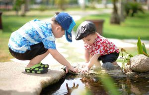 Kinder spielen am Wasser